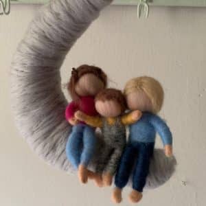 Familie aus Filz im Mond
