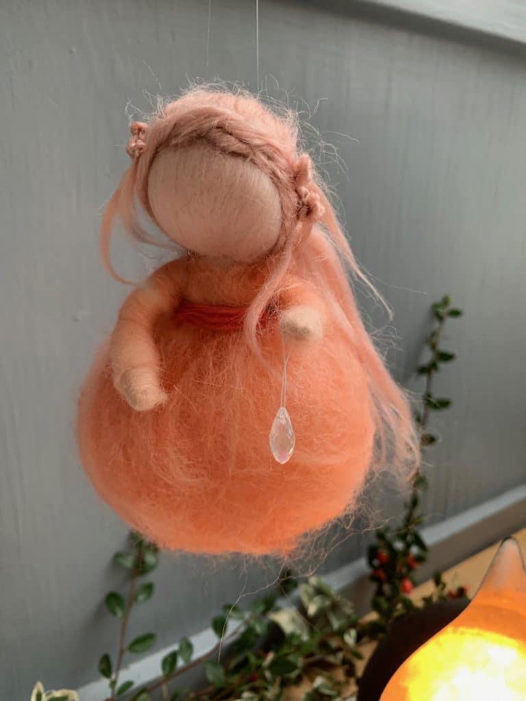 Filzfee Filzfigur, apricotfarben, mit Glitzerstein, Titelbild