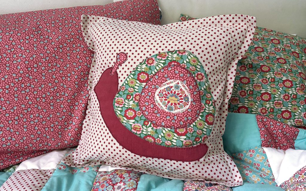 Schneckenkissen aus Wallflower Stoff Tilda